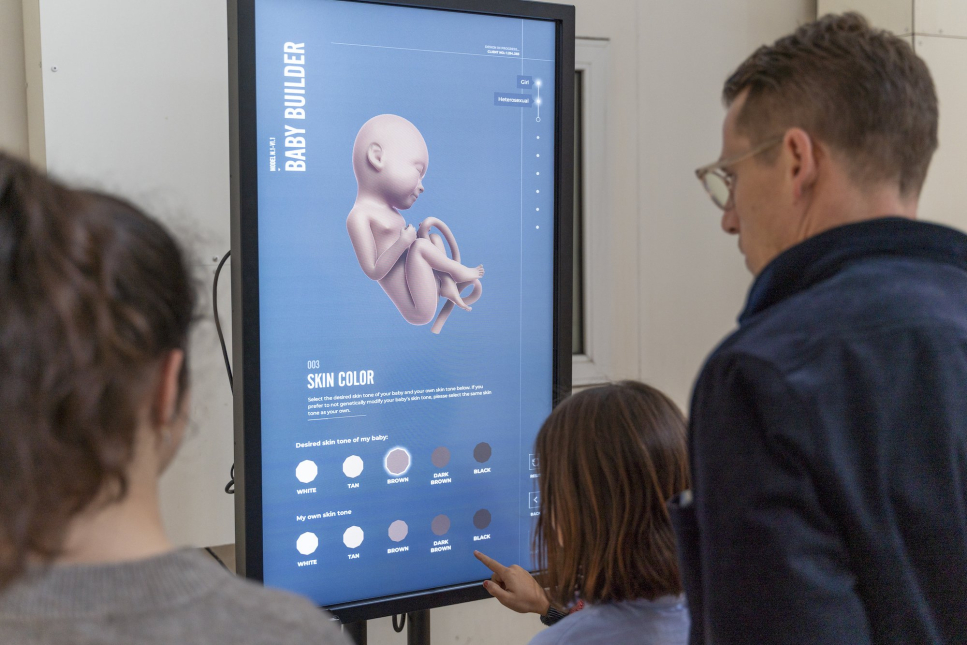 Baby Builder, installatie van kunstenaar Bertrand Burgers op de Dutch Design Week 2021. Bezoekers kiezen de huidskleur van een virtuele baby.