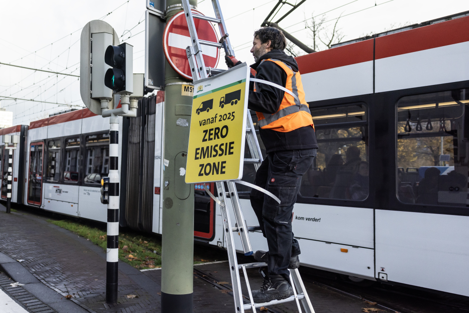 Het bord voor de zero emissie zone in Den Haag krijgt een plek