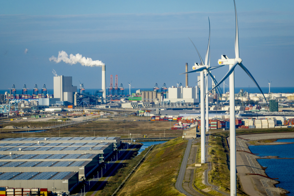 Industrieterrein met windmolens en zonnepanelen