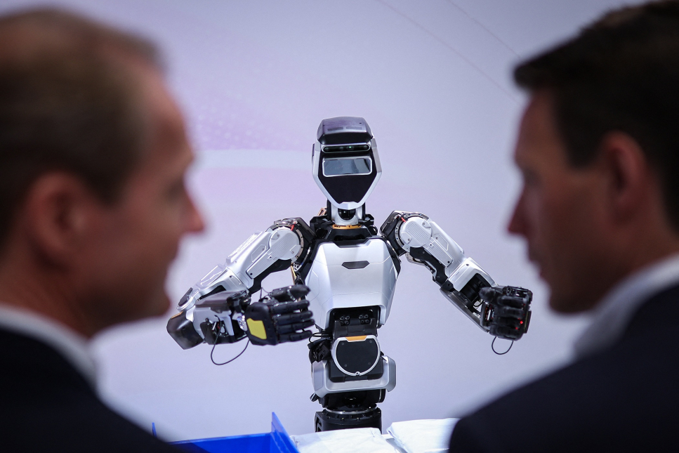 Twee mannen in pak die naar een rotot kijken