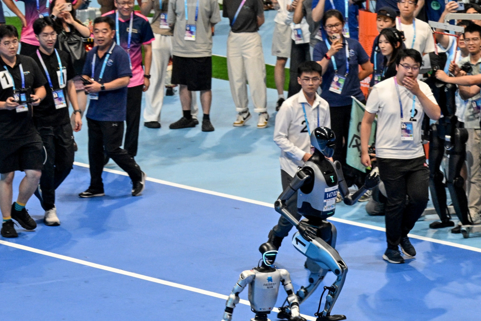 Humanoïde robots tijdens een 100 meter sprint. Foto: Adek Berry/AFP/ANP