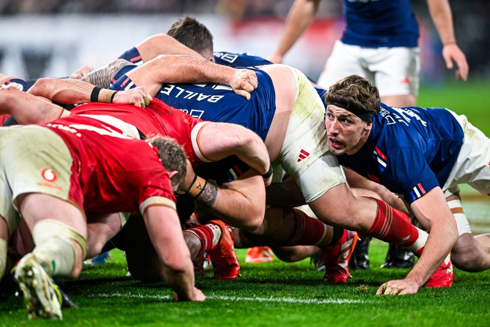 Rugbyspelers in een scrum