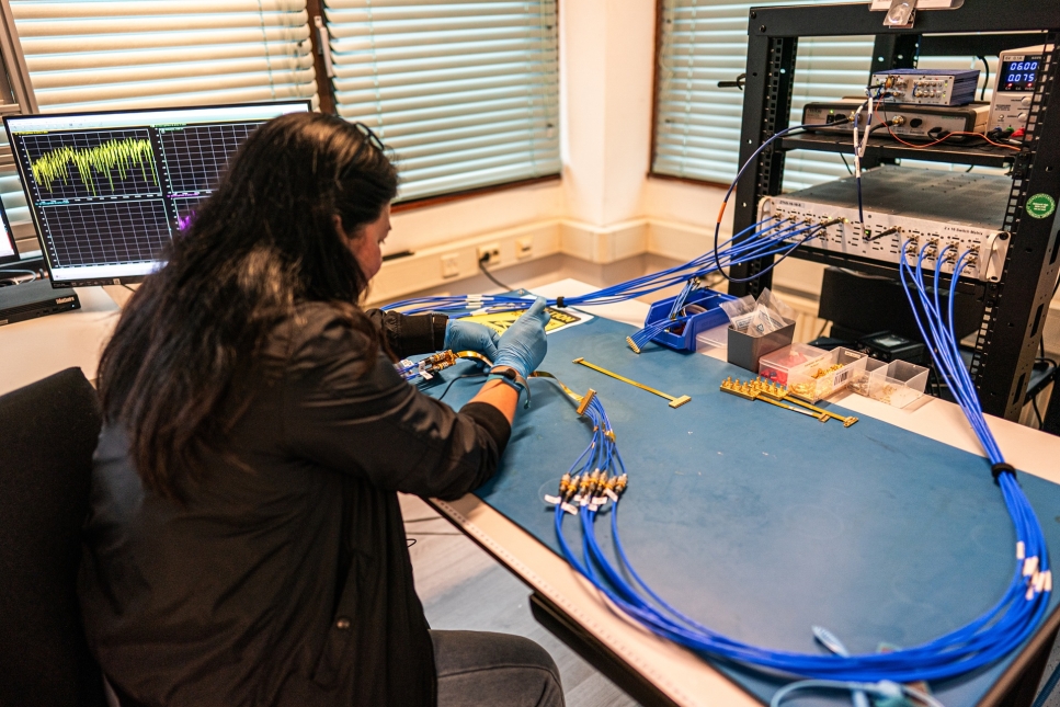 Een medewerker van Delft Circuits werkt aan cryogene bekabeling voor quantumcomputers.