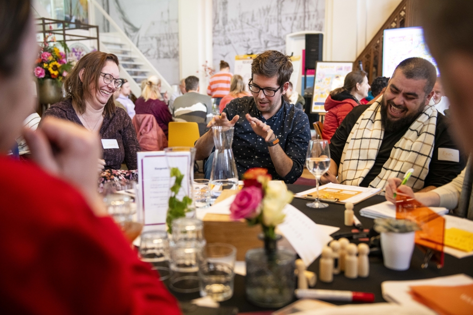 Burgers in gesprek over de digitale toekomst bij een bijeenkomst van het Dialoogprogramma in Lemmer