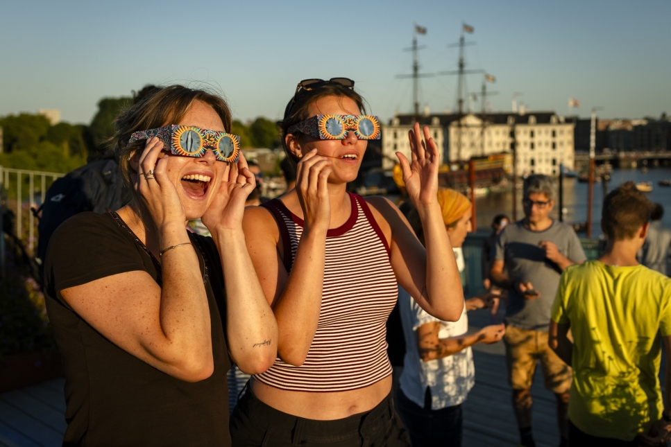 Twee personen kijken naar eclips