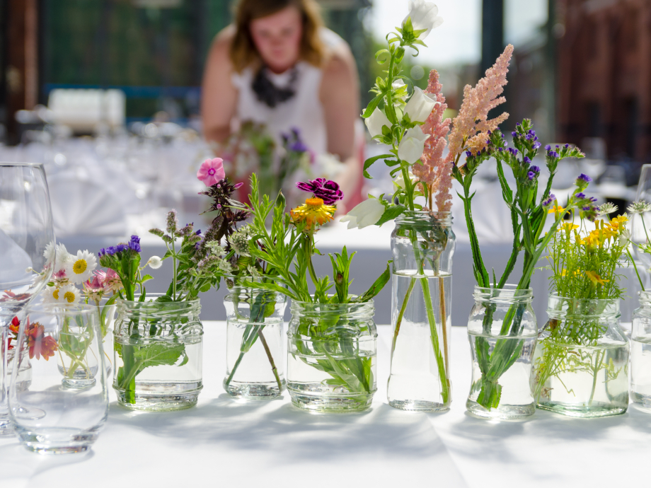 Gedekte tafel met verschillende bloemen