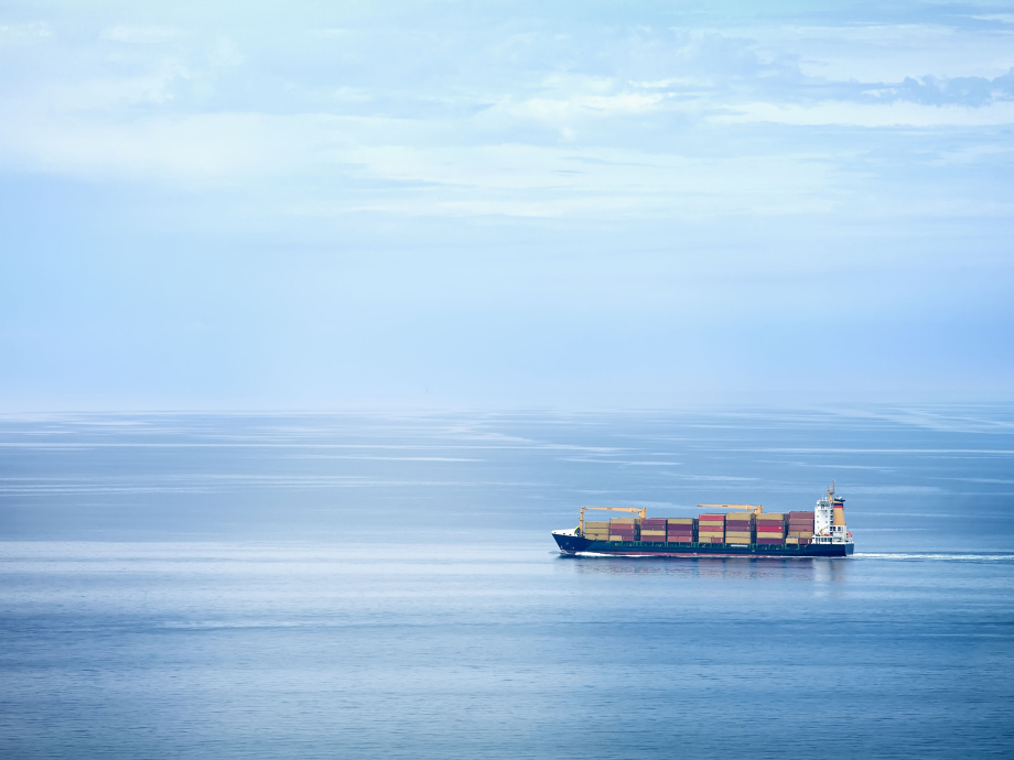 Een containerschip op zee