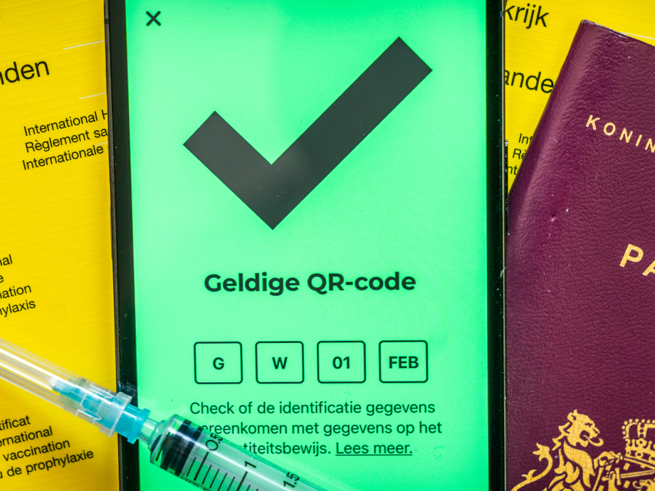 paspoorten, inentingsboeken en een app die dienst doet als een coronapaspoort