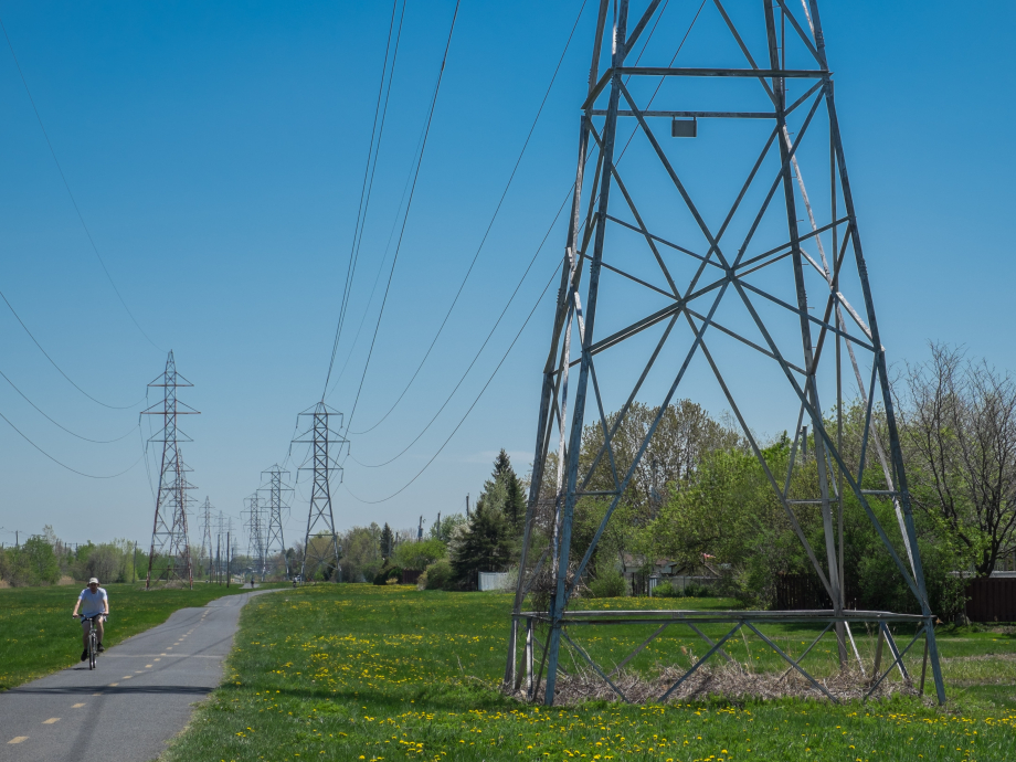 Energiemasten door het landschap