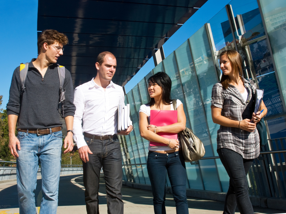 Vier onderzoekers lopen bij de High Tech Campus Eindhoven