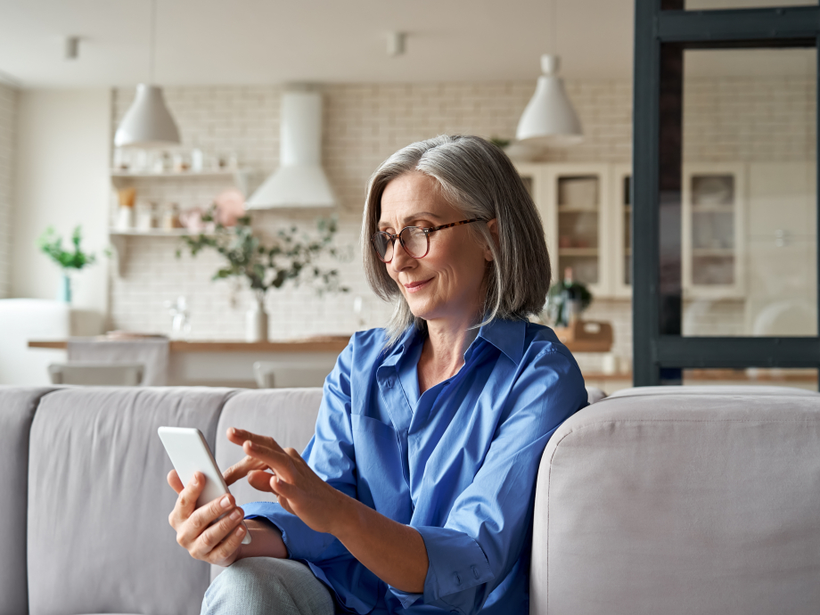 Een vrouw kijkt op haar smartphone