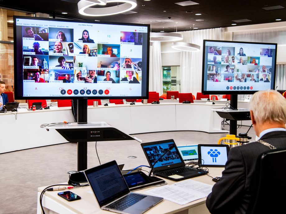 De burgemeester zit digitaal de gemeenteraad voor