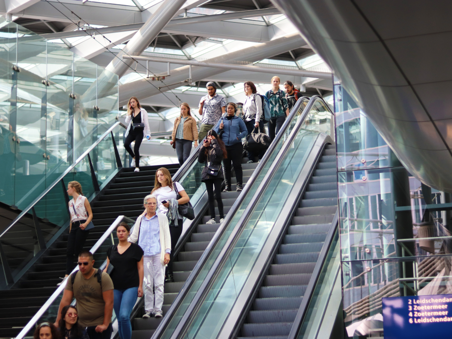 Mensen op de roltrap bij Den Haag Centraal