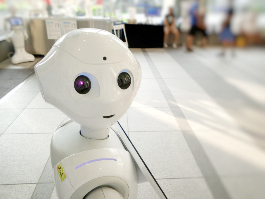Robot Pepper kijkt in de camera