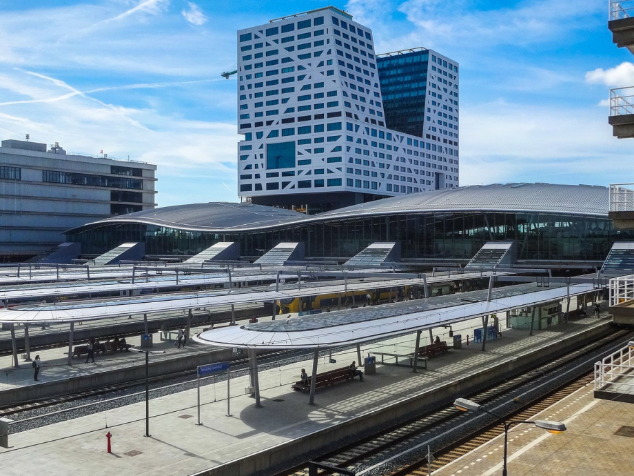 Station Utrecht Centraal met op de achtergrond het stadskantoor
