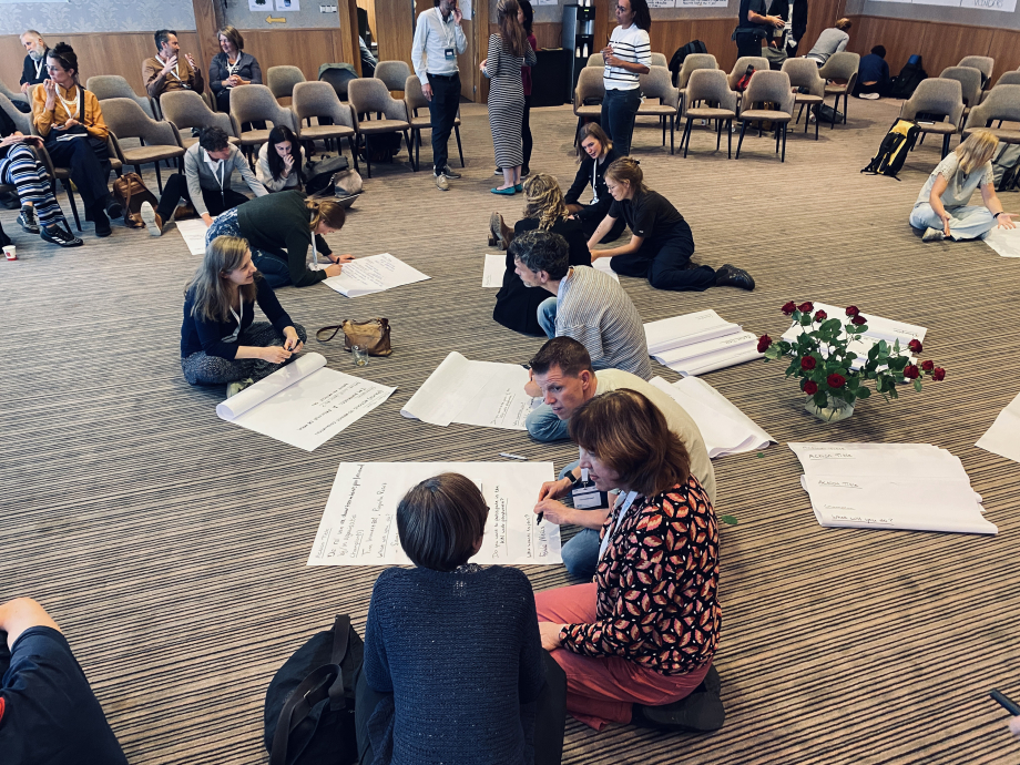 Deelnemers van de workshop aan het werk - Martien Versteegh