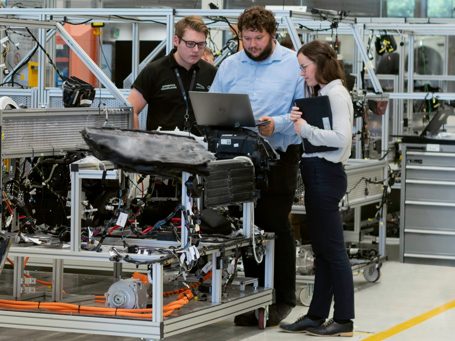 Personen in fabriek
