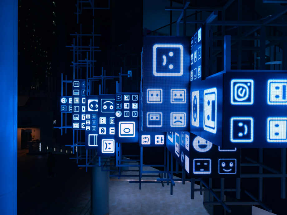 Oplichtende witte smileys op een blauw met zwarte achtergrond