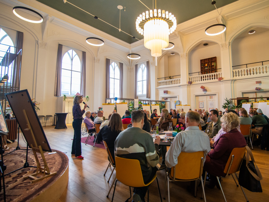 Willemine Willems spreekt de zaal toe in Lemmer