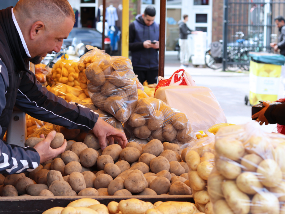 Een groentekraam met aardappelen op de Haagse Markt