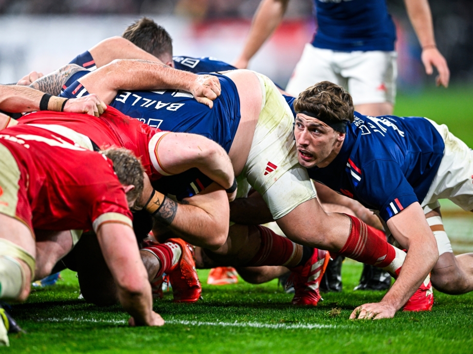 Rugbyspelers in een scrum