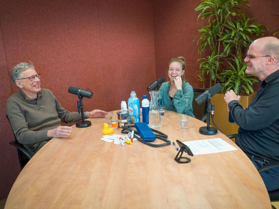 Arnold Stokking, Marleen Schuijer en Vincent Lagendijk tijdens de opnames van Verrekijkers
