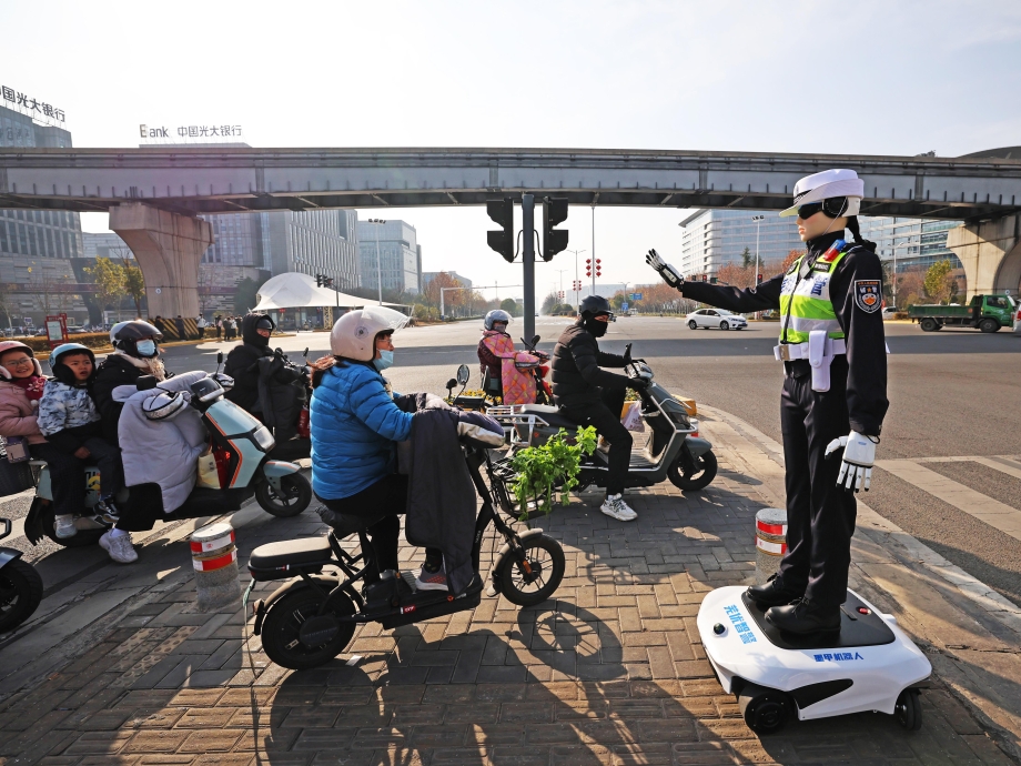 Een AI-robot regelt het verkeer in de Chinese stad Wuhu op 10 januari 2026.