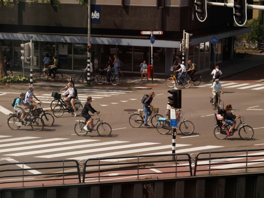 Fietsers steken over op een kruispunt