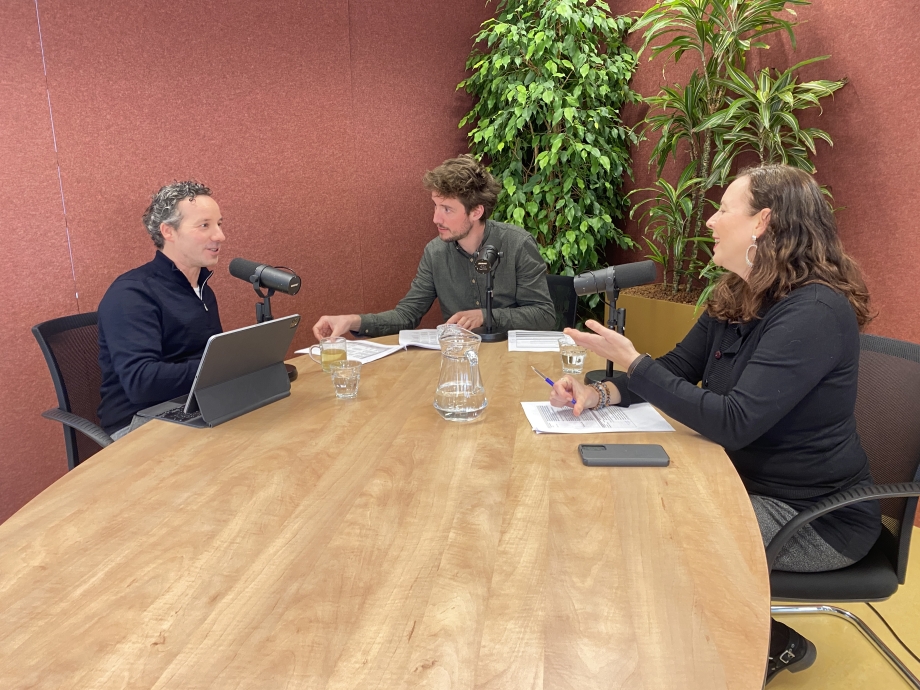 Martijn Kitzen, Chris Eveleens en Nuweira van Goens tijdens de opname van Verrekijkers