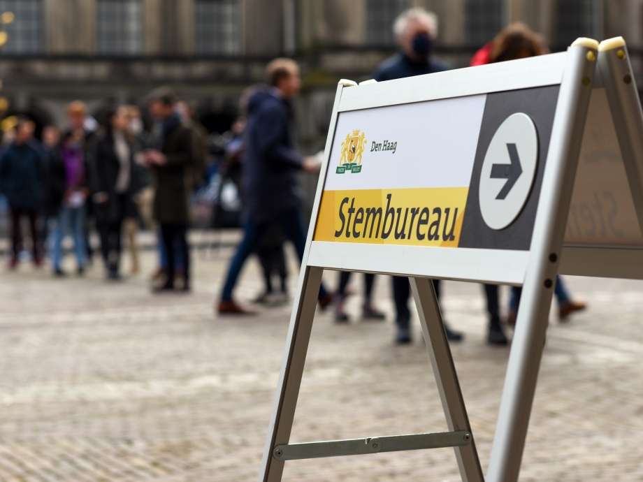 Mensen in de rij bij een stembureau in Den Haag in 2021