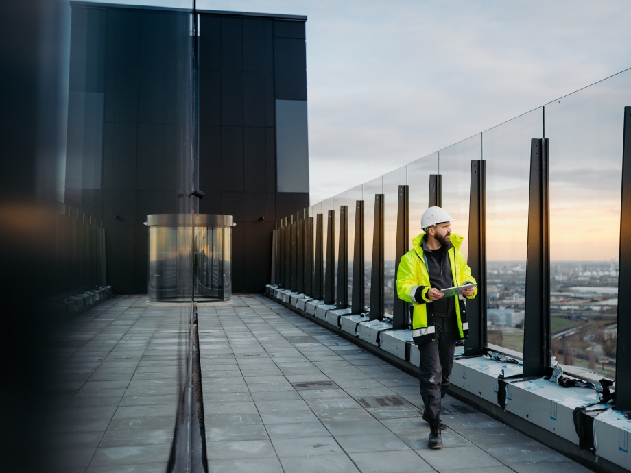 Bouwkundige met Ipad in de hand 