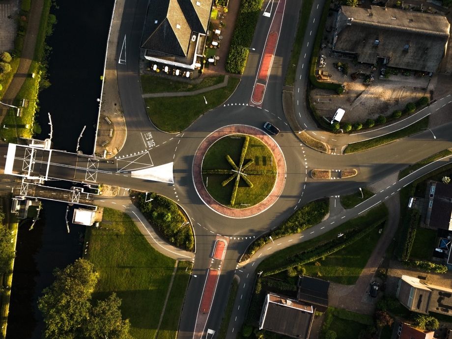 Rotonde met verschillende richtingen 