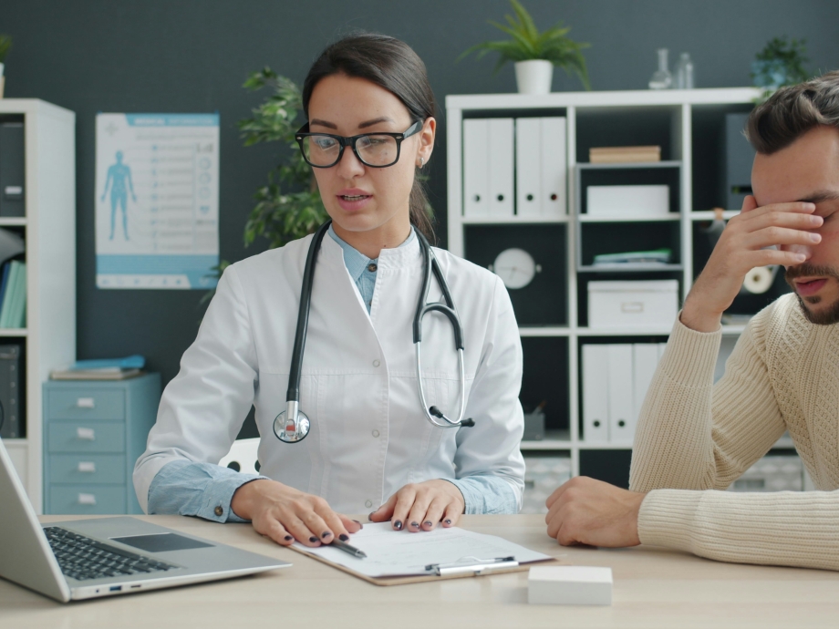 Een dokter met laptop en patient 