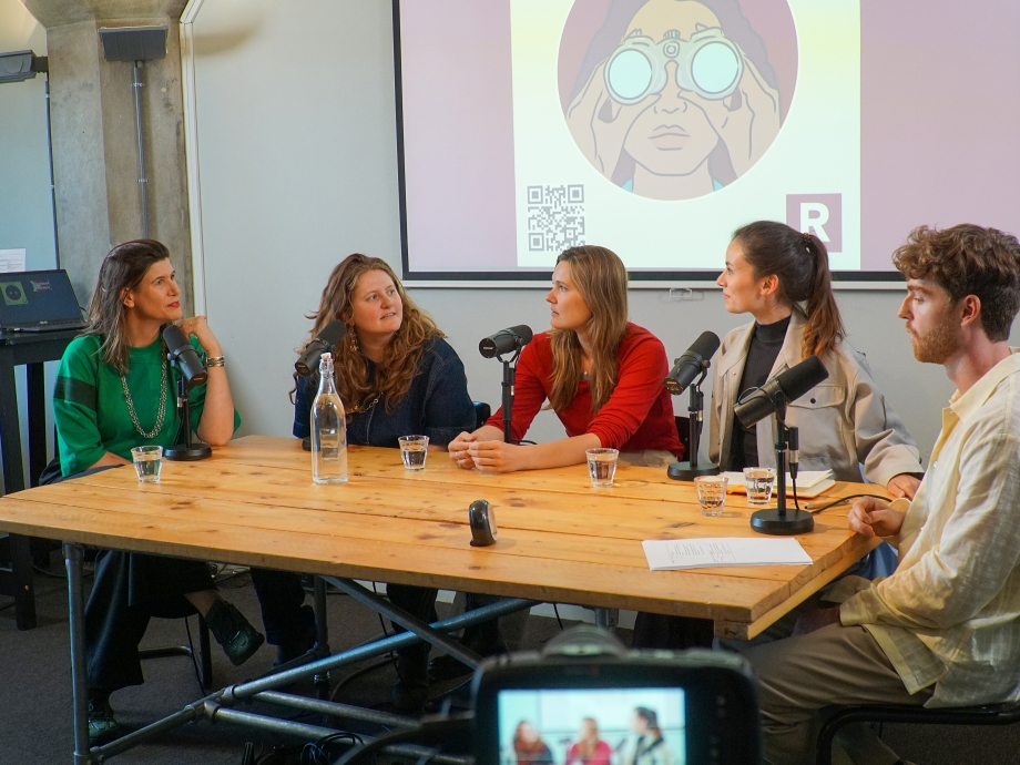 Timo Nieuwenhuis, Marit de Jong, Eva Hofman, Lotje Beek en Esther Hammelburg aan tafel tijdens de opname
