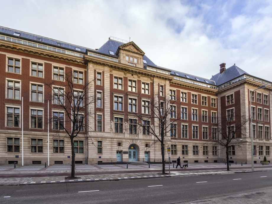 Foto van het monumentale gebouw aan de Bezuidenhoutseweg 30 in Den Haag waar het SCP, CPB en PBL gehuisvest zijn