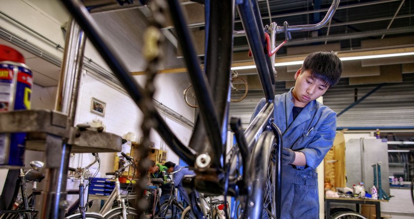 fietsenmaker hollandse hoogte