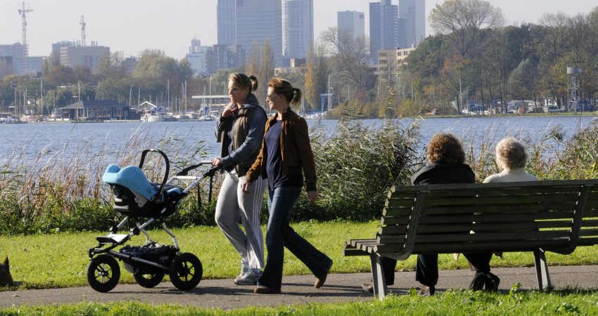 Ouders kinderwagen oudere mensen Rotterdam