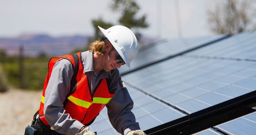 Zonnepanelen man plaatsen