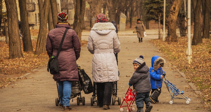 Moeders met kindjes buggy's