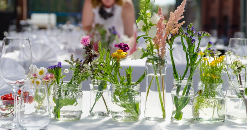 Gedekte tafel met verschillende bloemen