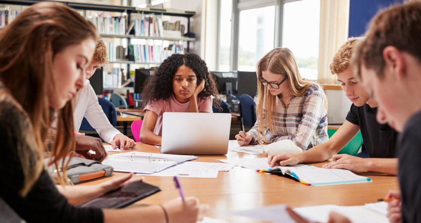 Bericht aan Parlement over pillenslikkende studenten - studenten aan een tafel