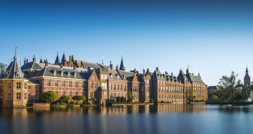 De hofvijver in Den Haag met daarachter de parlementsgebouwen