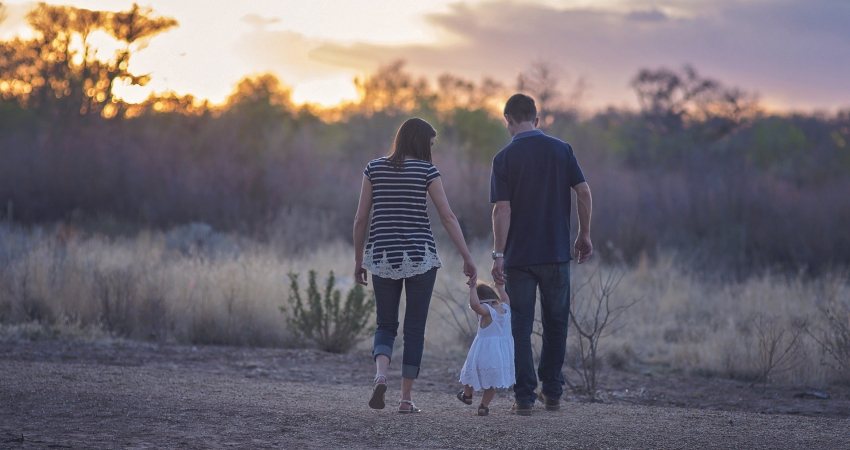 Ouders met kind in avondzon