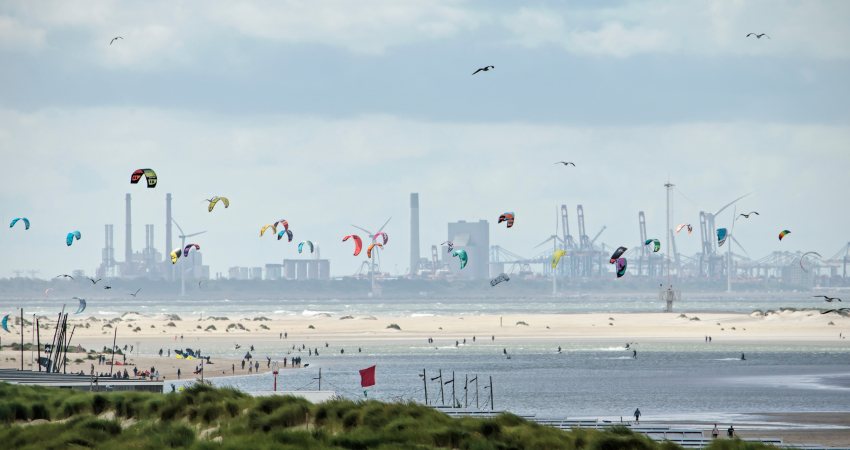 Uitzicht vanaf het strand van Den Haag op de Maasvlakte