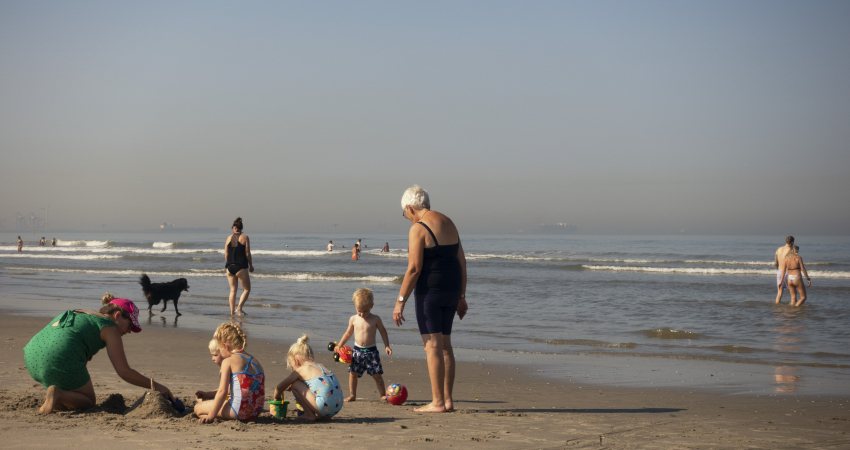 Een gezin vermaakt zich aan het strand van Hoek van Holland