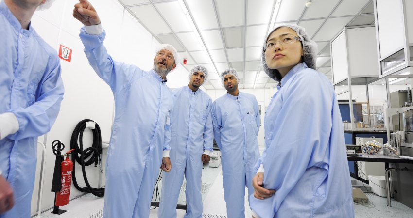 Onderzoekers aan het werk in een laboratorium van de TU Eindhoven