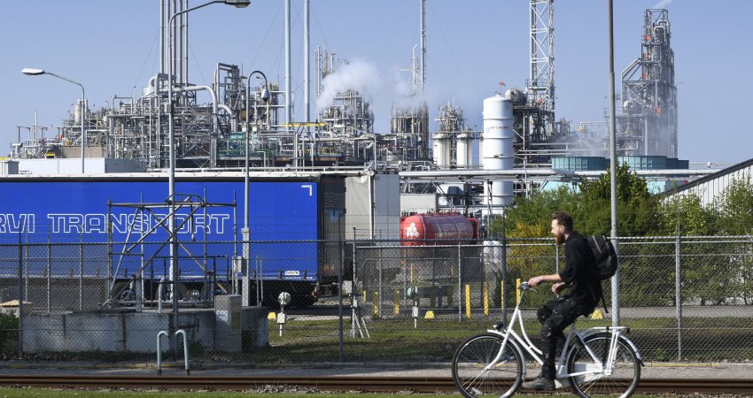 Een fietser passeert de Chemours-fabriek in Dordrecht