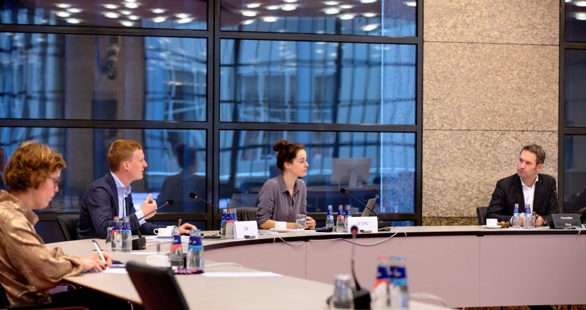 Medewerken van het Rathenau Instituut presenteren het rapport in de Tweede Kamer