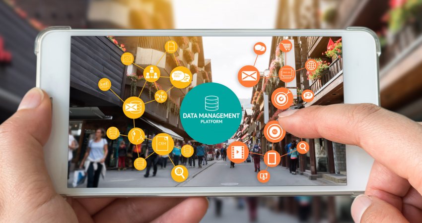 Online data management platform dat wordt gebruikt in een winkelstraat