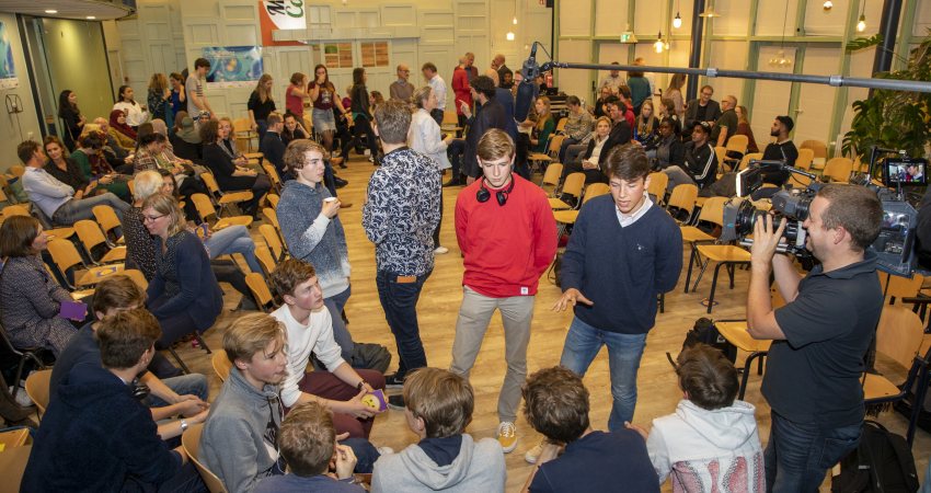 Deelnemers in gesprek over kiembaanmodificatie tijdens een DNA-dialoog